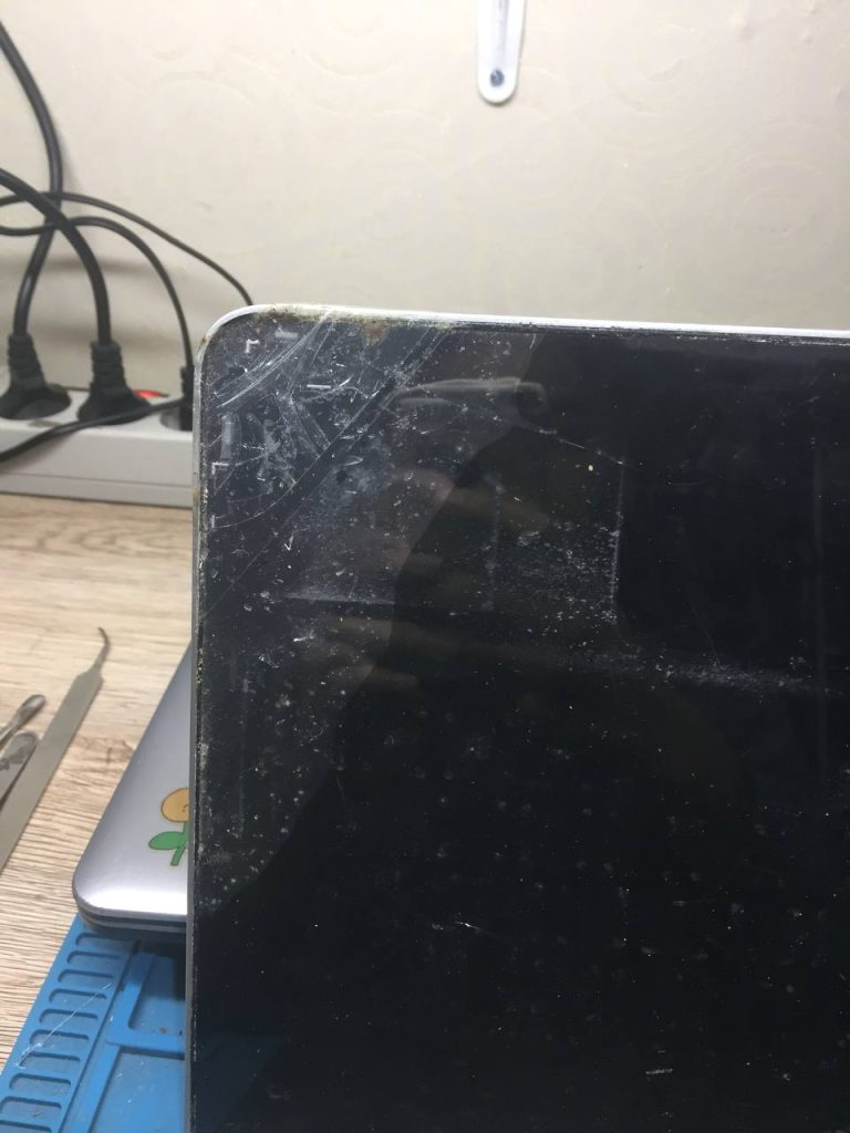 Layar Laptop Pecah