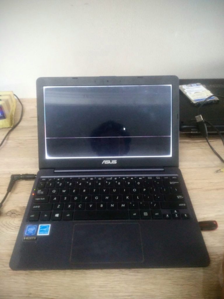 LCD Laptop Garis